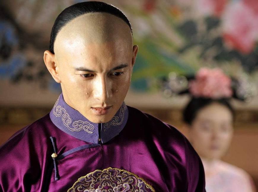 康熙63岁才生下他, 被雍正当成儿子养大, 连乾隆都尊敬他