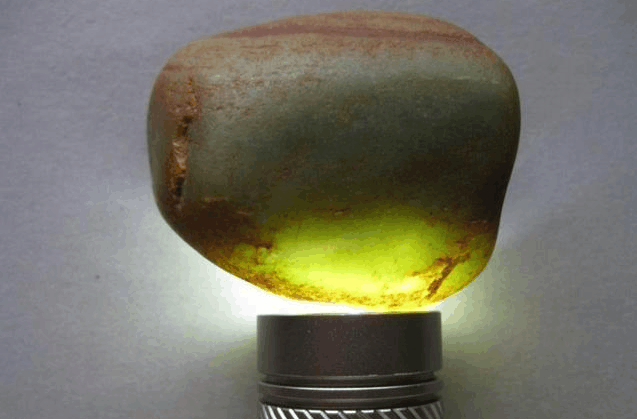 哇! 小伙失恋去赌石, 一刀劈开后净赚980万!