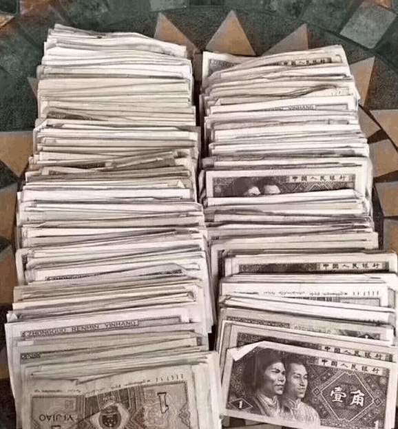 一位玉雕师去银行存钱, 把钱拿出来后