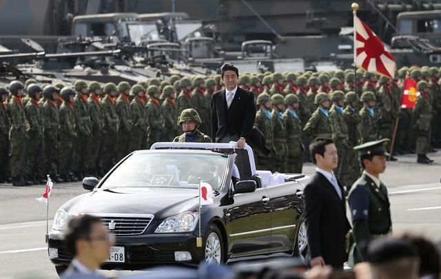 看了奥巴马阅兵, 再看英拉阅兵, 最后看中国的他, 是国人的骄傲!