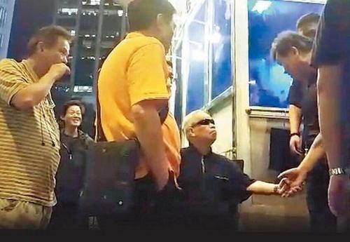 他逃到小国建黑帮, 当地黑帮吓得报警, 警方: 管不了!