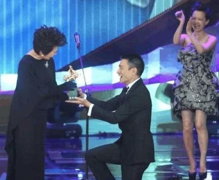 明星下跪瞬间: 前八个让人心生敬佩, 后两个让人心生愤怒! 王思聪都看不下去了!