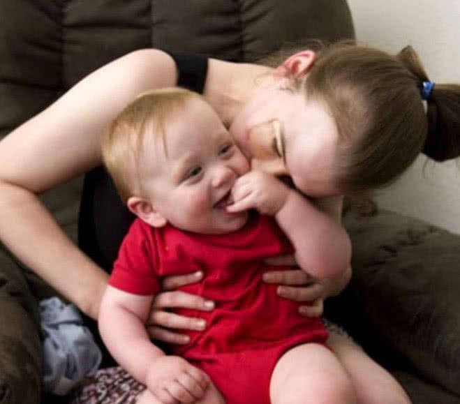 女子玩枪炸烂面部留下大坑, 为了不吓到孩子, 坚持每天戴面具!