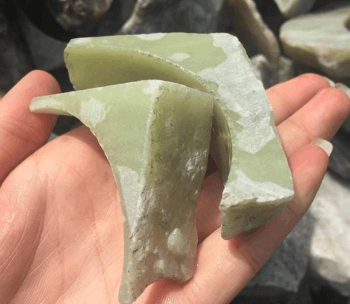 新疆和田玉籽料的下脚料值钱吗?