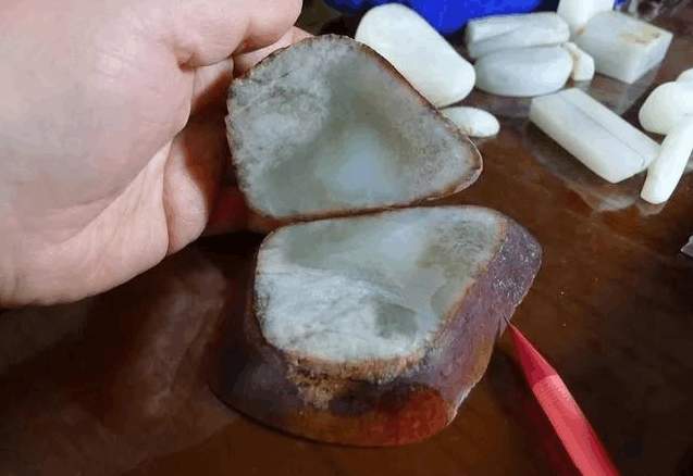 倾家荡产买的这块玉, 居然是水泥做的