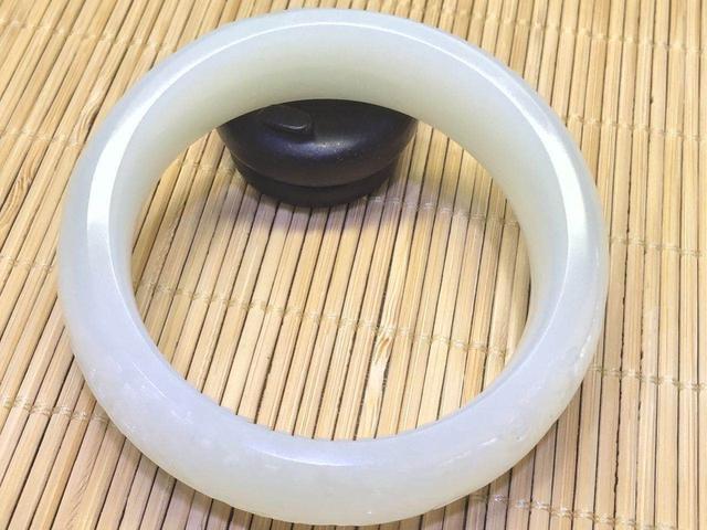 50万从新疆玉器市场买来籽料原石, 被老婆骂乱花钱, 切开后!