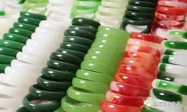 最新消息: 花2.8万买的“和田玉”竟是大理石