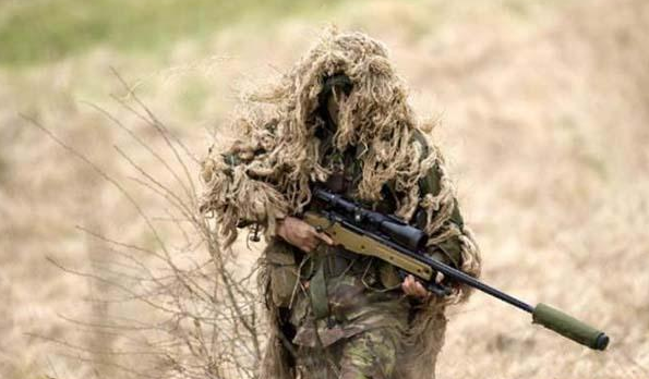 狙击手是远距离射击, 为什么还担心被敌人发现?