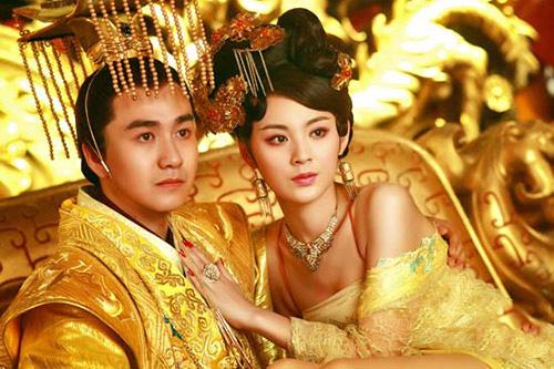 皇帝讓愛妃脫光躺著, 下令大臣買門票觀看, 從此便有了一個成語