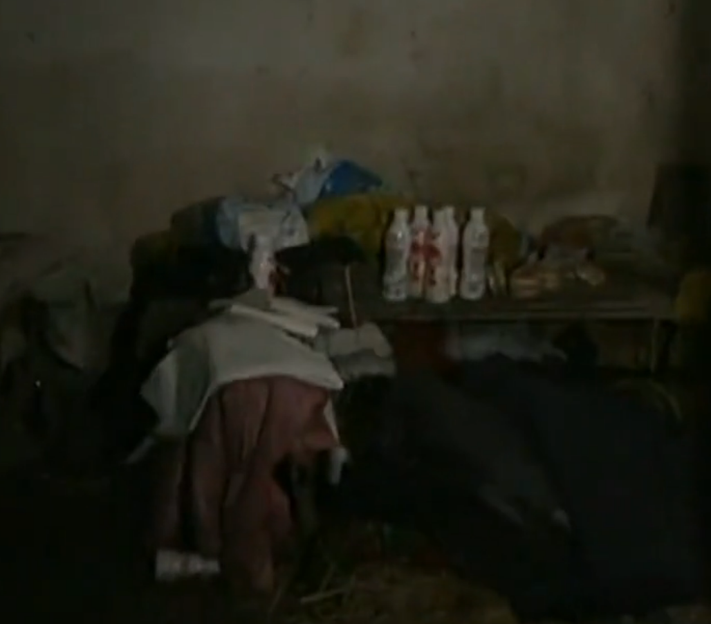 破旧房屋内美貌少女被关五年, 出来后只有50斤: 她可是你的女儿啊!