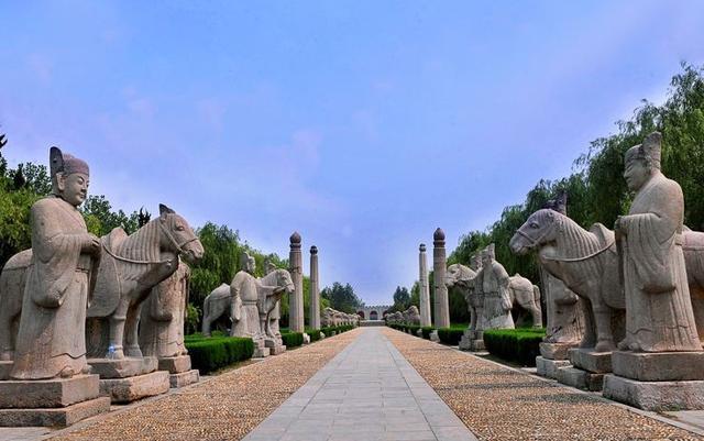 中國最“牛”的祖墳: 后代出了16位皇帝, 就連高鐵都要繞道走!