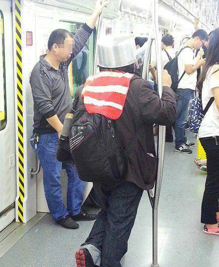 妹子, 剛下班吧, 自己號牌都忘摘了, 回家老公會咋想啊?