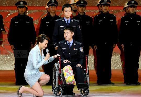 明星下跪瞬间: 前八个让人心生敬佩, 后两个让人心生愤怒! 王思聪都看不下去了!