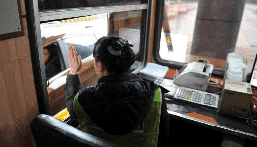 高速服务区睡了一觉, 下高速时却被罚款1000元, 网友看后炸翻天!