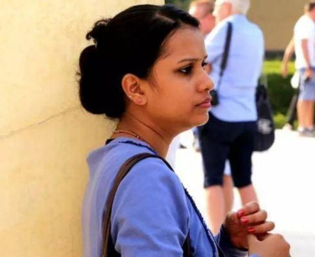 印度美女来中国, 买了5条丝巾付完款转身就走, 却被老板立马叫住