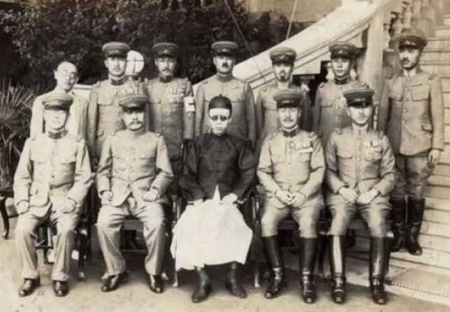 溥仪当时手握百万大军, 为啥宁愿退位, 也不退守关外?