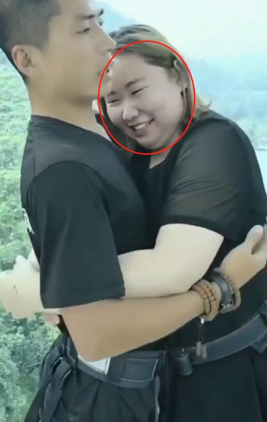 ＂胖姐姐＂玩蹦极火了, 看到教练表情, 网友: 敬你是条汉子!