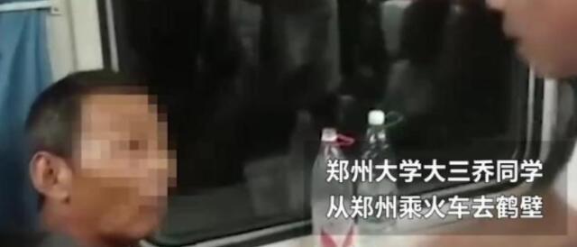 霸座大爷再现高铁，列车长劝说1小时无效后，被男乘客怒而拽起