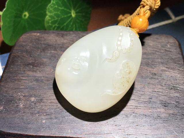 如何鉴别和田玉籽料上秋梨皮的真假?