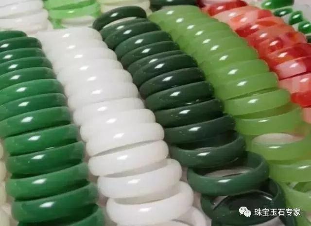 最新消息: 花2.8万买的“和田玉”竟是大理石