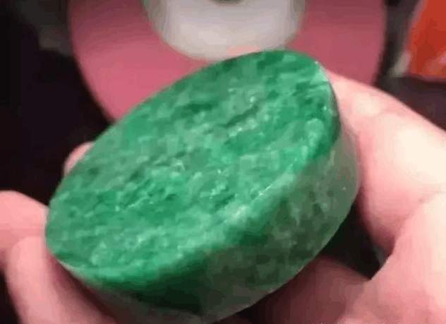 惊讶! 8吨的料子, 开出了7000块手镯