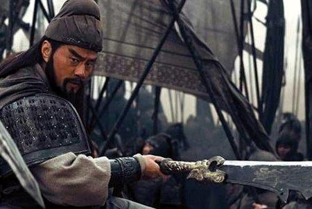 三国有个名将, 关羽暗恋其母, 张飞杀死其父, 曹操还认他当儿子