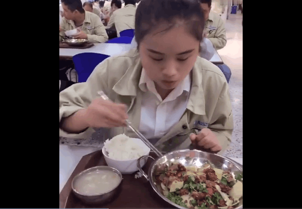 90后厂妹每天工作14个小时, 伙食这么差, 网友: 这是人吃的吗