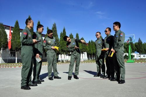 为什么战斗机飞行员重伤术后可以继续飞, 而招飞时有疤痕就不要?