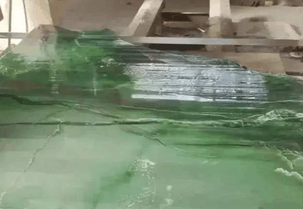 惊讶! 8吨的料子, 开出了7000块手镯