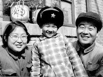 他是毛主席的大女婿, 父親是開國中將, 如今兩孩子已經是億萬富翁