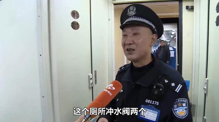 75岁老人进厕所迟迟不出来 乘警强行破门后懵了 网友: 真丢人!