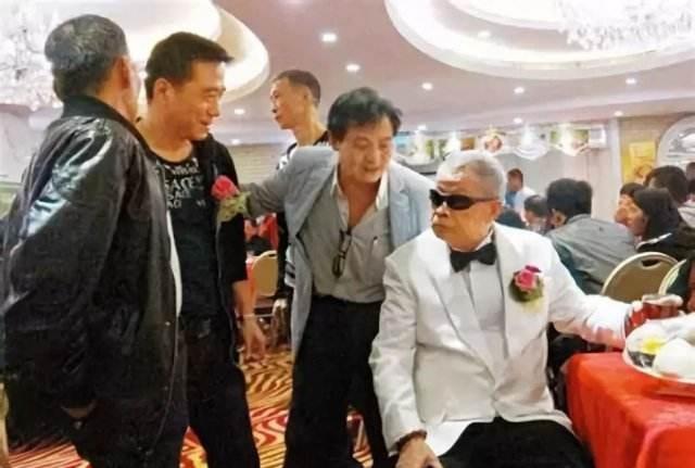 他逃到小国建黑帮, 当地黑帮吓得报警, 警方: 管不了!