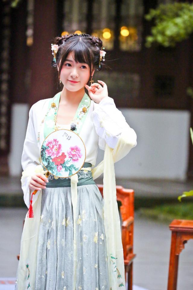 她用女儿身骗了观众十年, 穿汉服游日本惹争议, 一席话让网友怒赞