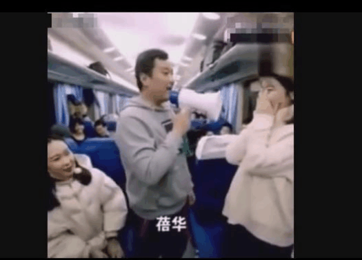 男子火车厢内求婚, 下一幕尴尬了, 网友: 女朋友漂亮! 男朋友太笨!