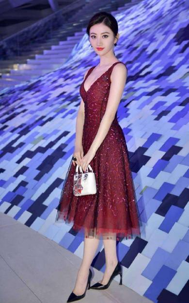 有一种“蹲”被叫景甜蹲, 看到照片的时候, 网友: 摄像师今晚有鸡腿了