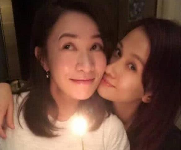 42歲文頌嫻曬與女兒合影, 樣貌很驚艷, 網友: 時間靜止了