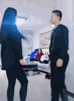 搞笑Gif: 妹子, 你这膝盖上的血, 我感觉有什么故事啊