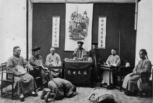 清朝真实老照片: 五个女人吃两个菜, 最后一张犯人跪地不敢抬头!