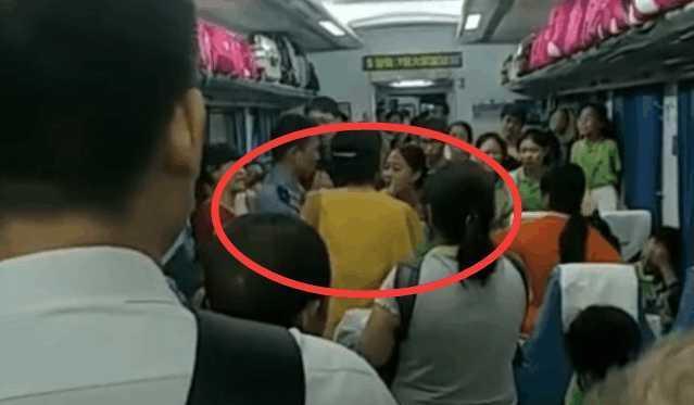 大妈手持站票跟一个学生抢座位, 理直气壮, 在车厢中大吵大闹