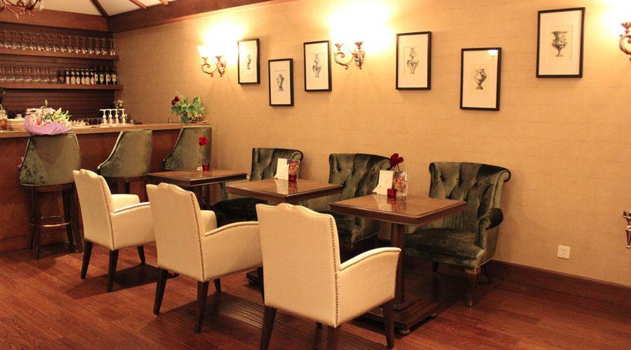 女子餐厅吃饭, 餐厅经理要价2000元, 报警后才知道经理救了她