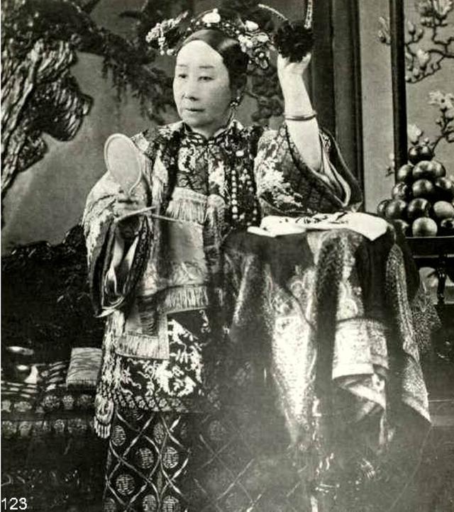 慈禧年輕時老照片曝光: 小時候清純, 成年后很美, 老后氣場強大