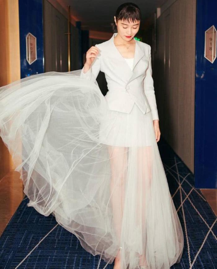 她出道23年零绯闻, 被蒋勤勤插足46岁未嫁, 气质胜过蒋勤勤!