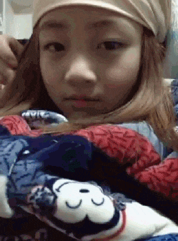 搞笑Gif: 妹子, 你这膝盖上的血, 我感觉有什么故事啊