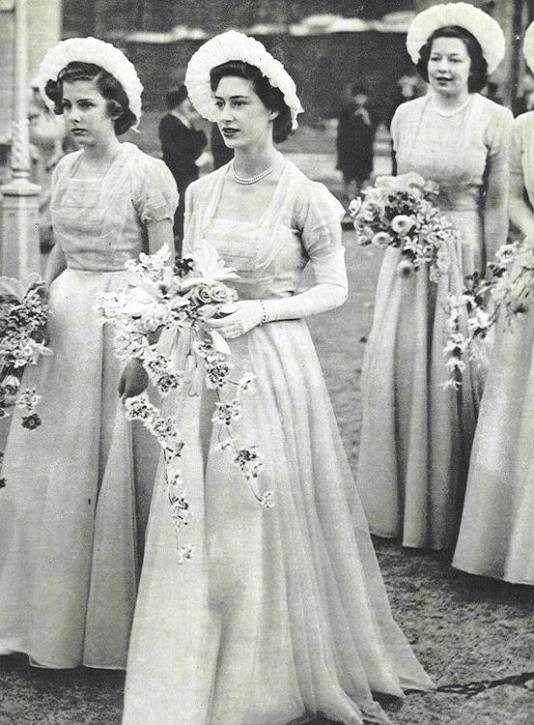 公主为他愿意流放国外, 他放弃公主, 却娶了长相和公主一样的女人