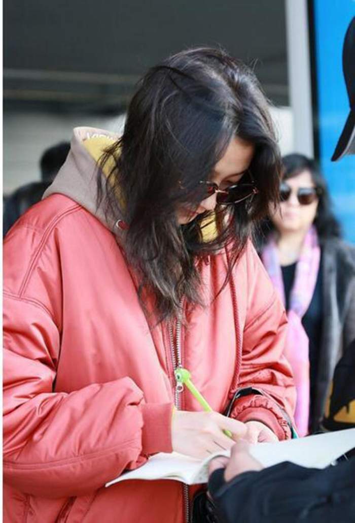 关晓彤让妈妈拉行李箱, <wbr>自己背一个小包包, <wbr>这下可摊上大事了