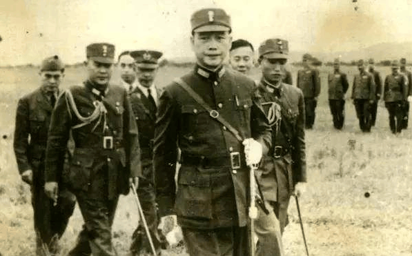 汪精卫儿子回到大陆, 看见自己父母的遗像, 竟跪地嚎啕大哭