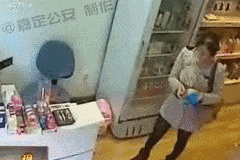 搞笑Gif: 说什么来着, 秀恩爱死得快, 看着都疼死了