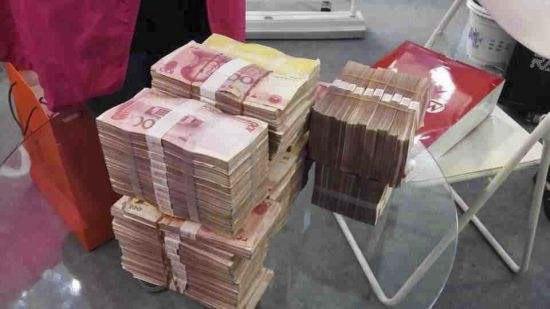 一男子带全款现金去买车 4S店: 对不起, 我们不卖全款车