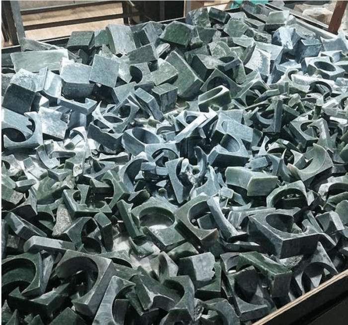 新疆和田玉籽料的下脚料值钱吗?