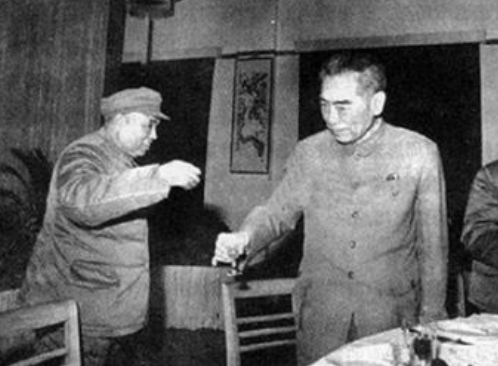 开国上将喝酒闹事, 周总理默不作声, 用三瓶茅台将其收服